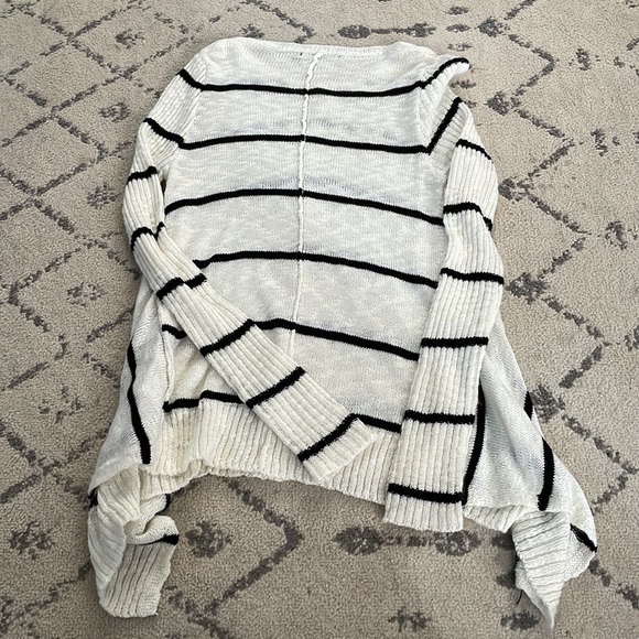 🖤Doe & Rae Sweater🖤 - Picture 2 of 3